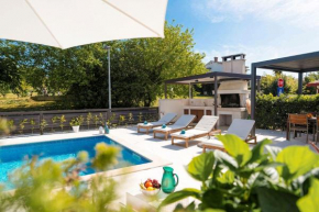 Mediterranes Apartment nur 100 Meter zum Strand mit Salzwasserpool und Jacuzzi